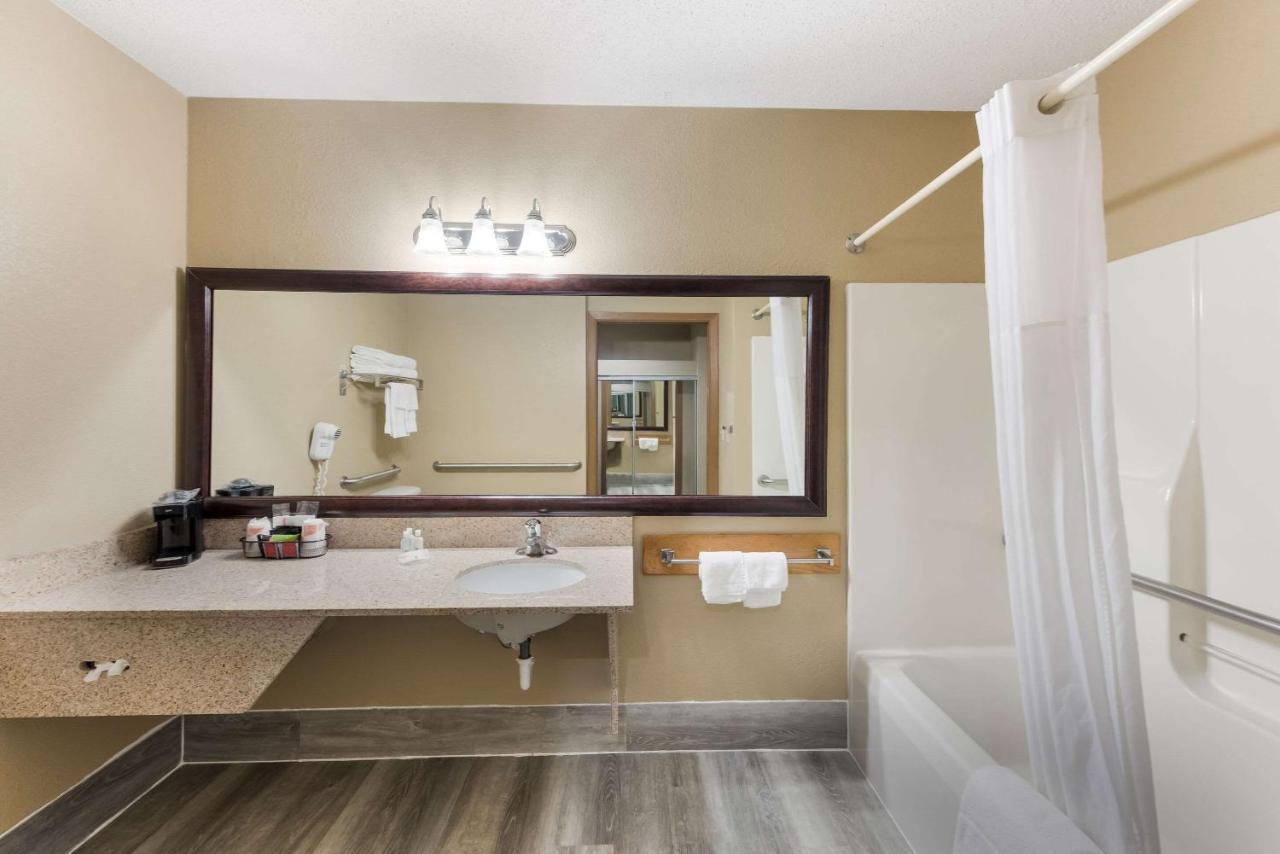 Quality Inn Upper Sandusky Exteriör bild